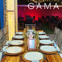Mesa larga decorada para banquete