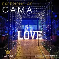 Túnel iluminado con letras LOVE