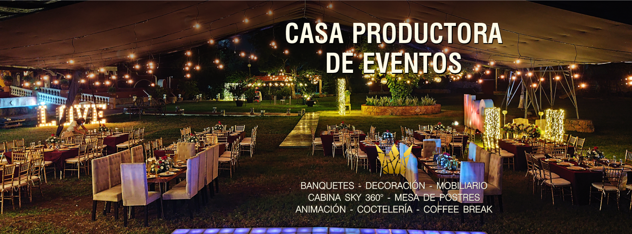 Evento nocturno con carpa, mesas y letras LOVE